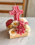Arreglo de Vela Cruz con Flores / Cross Candle Floral Arrangement — Florece